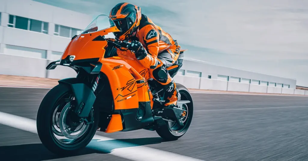 KTM 990 RC R लॉन्च: अब तक की सबसे पावरफुल स्पोर्ट्स बाइक देखकर दिल थाम लेंगे बाइक लवर्स।